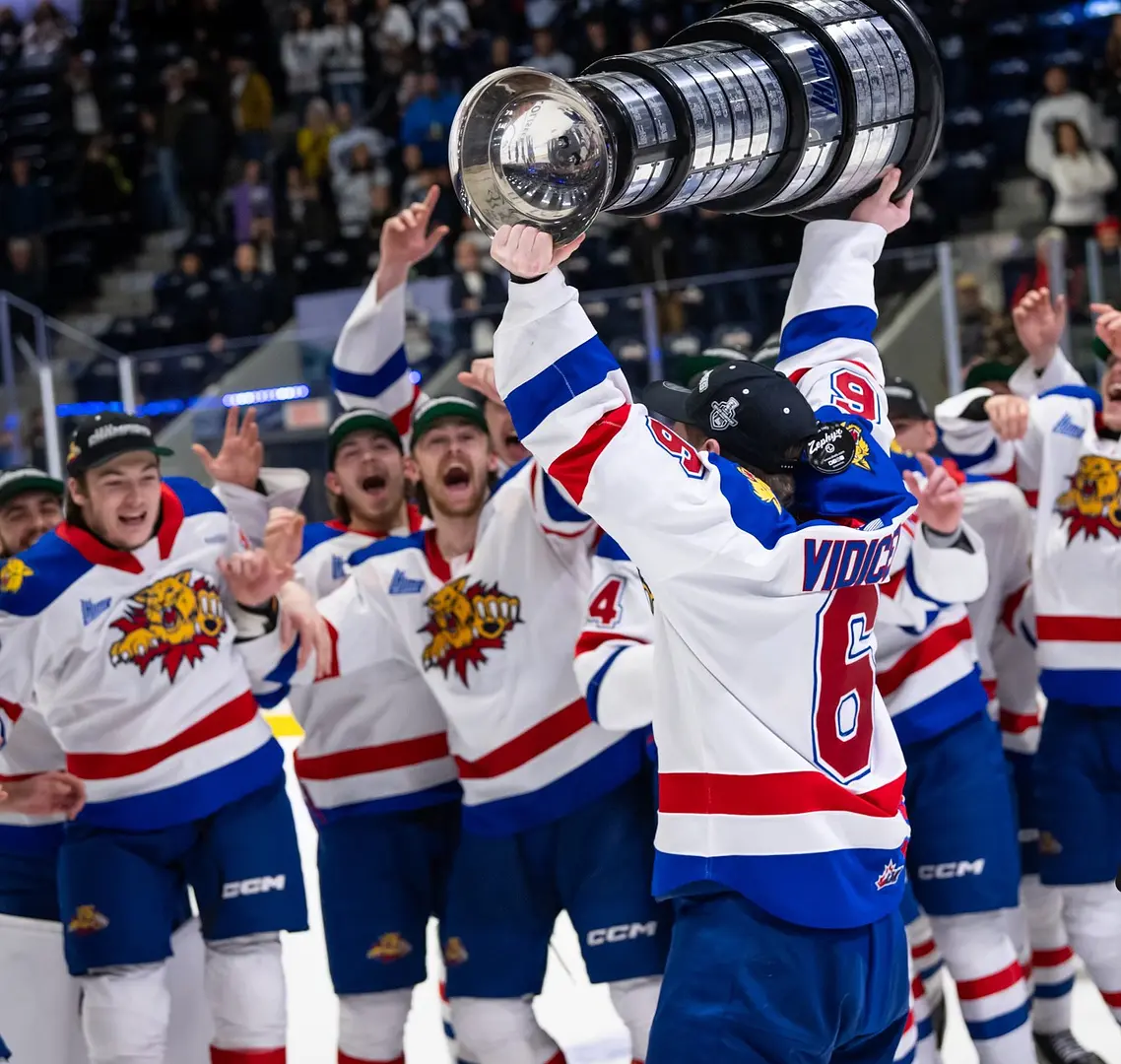 Le capitaine des Wildcats de Moncton, Markus Vidicek, présente fièrement le Trophée Gilles-Courteau à ses coéquipiers au terme de la finale remportée en 6 parties devant Rimouski.