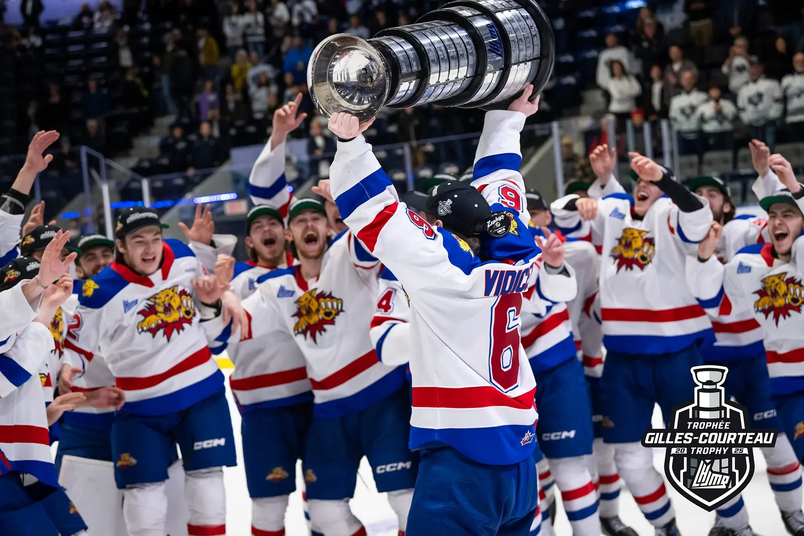 Captain Markus Vidicek proudly presents the Gilles-Courteau Trophy to his teammates after the final series, won 4 games to 2 over Rimouski.