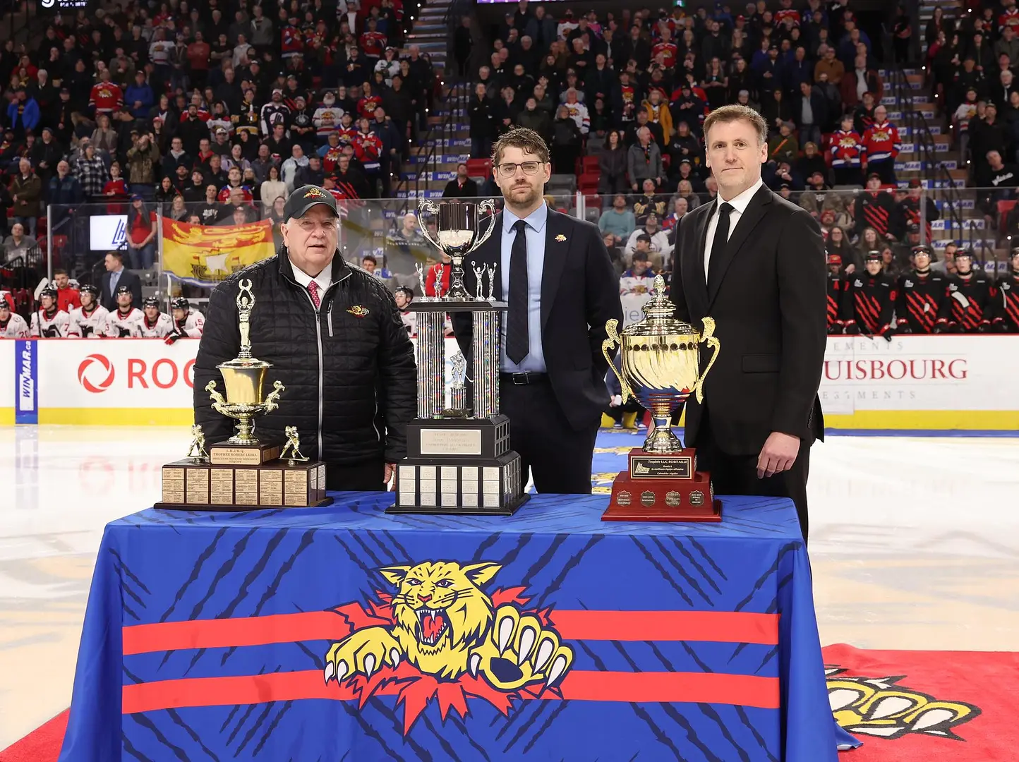 Tous les honneurs collectifs de la saison régulière 2024-25 ont été remis aux Wildcats de Moncton et son propriétaire M. Robert Irving (à gauche)...  Trophées Robert-Lebel (2.23 comme meilleure moyenne de buts alloués), Jean-Rougeau (108 points - 1er au classement général) et Luc-Robitaille (meilleure moyenne de buts marqués à 4.53).