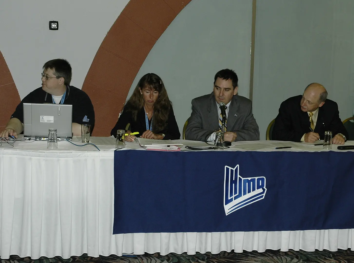 La table de la LHJMQ, la journée du repêchage d'expansion, mise en place pour l'arrivée des Fog Devils de St.John's et les Sea Dogs de Saint John. On retrouve pour la Ligue les Denis Demers, Francine Lachance, Gilles Courteau et Raymond Bolduc.