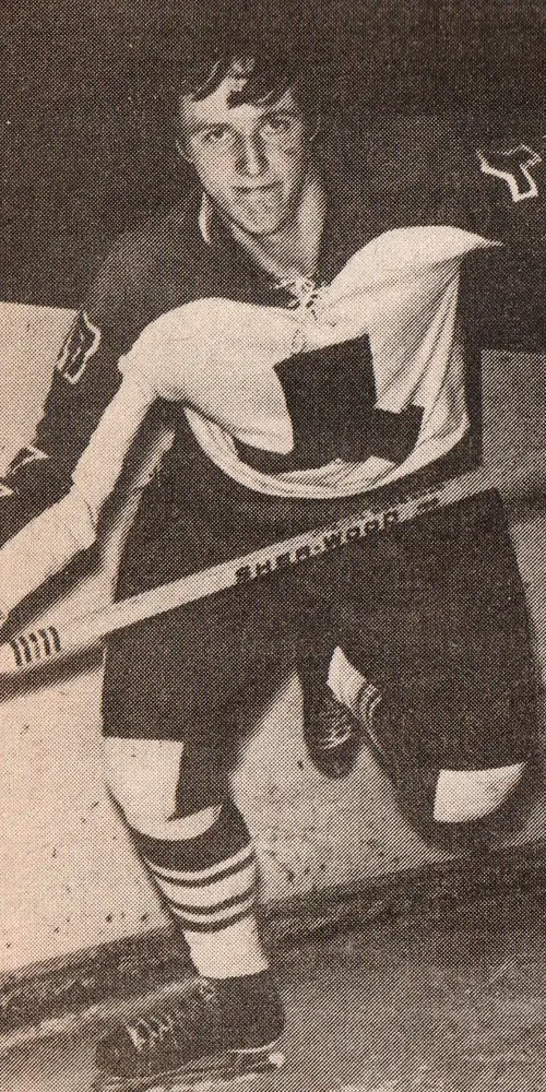 Mike Bossy, en route vers 4 Coupes Stanley - après ses 4 superbes saisons dans la LHJMQ, il a brillé tout autant dans la Ligue Nationale. Avec 9 saisons consécutives d'au moins 50 buts avec les Islanders de New York, il est toujours le recordman de la LNH, en ayant maintenu la meilleure moyenne de buts comptés par partie (0,76 | 572 buts). Seul Mario Lemieux s'est approché de cette dernière marque, venant au 2e rang de l'histoire (0,75 | 690 buts). PHÉNOMÉNAL ces deux anciens de la LHJMQ !