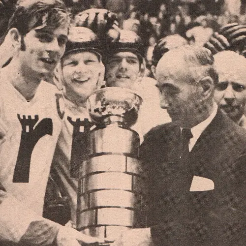  1971 - Champions de la Coupe du Président – Guy Lafleur reçoit, à titre de capitaine des Remparts, la Coupe du Président. Le président de la LHJAQ procède aux cérémonies d'après-match.
