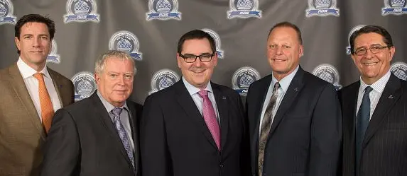 Jean-Luc Phaneuf - lors de son intronisation au Temple de la Renommée de la LHJMQ, il a été accueilli avec les nouveaux intronisés Patrice Brisebois, Gerard Gallant et l'arbitre Normand Caisse, par le commissaire de la LHJMQ Gilles Courteau (au centre).