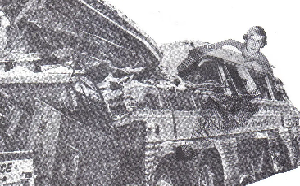 Le 24 novembre 1974, Gaétan Paradis a perdu la vie dans cet accident sur une route enneigée et glacée du parc des Laurentides, entre Québec et Chicoutimi.