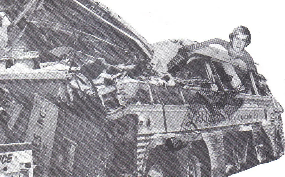 Le 24 novembre 1974, Gaétan Paradis a perdu la vie dans cet accident sur une route enneigée et glacée du parc des Laurentides, entre Québec et Chicoutimi.