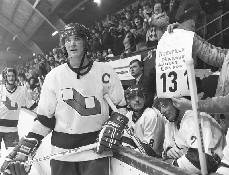 À son dernier match de saison régulière dans la LHJMQ, le 14 mars 1984, dans un gain des Voisins de Laval 16-4 sur les Chevaliers de Longueuil, il enregistre 11 points. Il s'agit de sa meilleure performance personnelle au niveau junior majeur. Ses 6 buts lui permettent de surpasser le record de 130 buts de Guy Lafleur (Québec | 1970-71) en une saison. Mario Lemieux établira ainsi une marque intouchable de 133 buts, et complètera sa dernière saison junior avec 282 points après 70 parties.