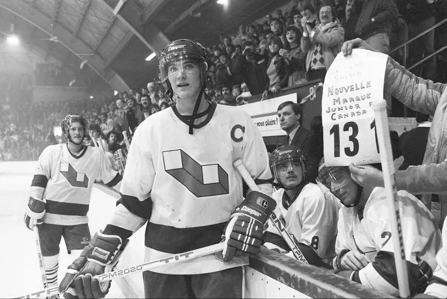 À son dernier match de saison régulière dans la LHJMQ, le 14 mars 1984, dans un gain des Voisins de Laval 16-4 sur les Chevaliers de Longueuil, il enregistre 11 points. Il s'agit de sa meilleure performance personnelle au niveau junior majeur. Ses 6 buts lui permettent de surpasser le record de 130 buts de Guy Lafleur (Québec | 1970-71) en une saison. Mario Lemieux établira ainsi une marque intouchable de 133 buts, et complètera sa dernière saison junior avec 282 points après 70 parties.