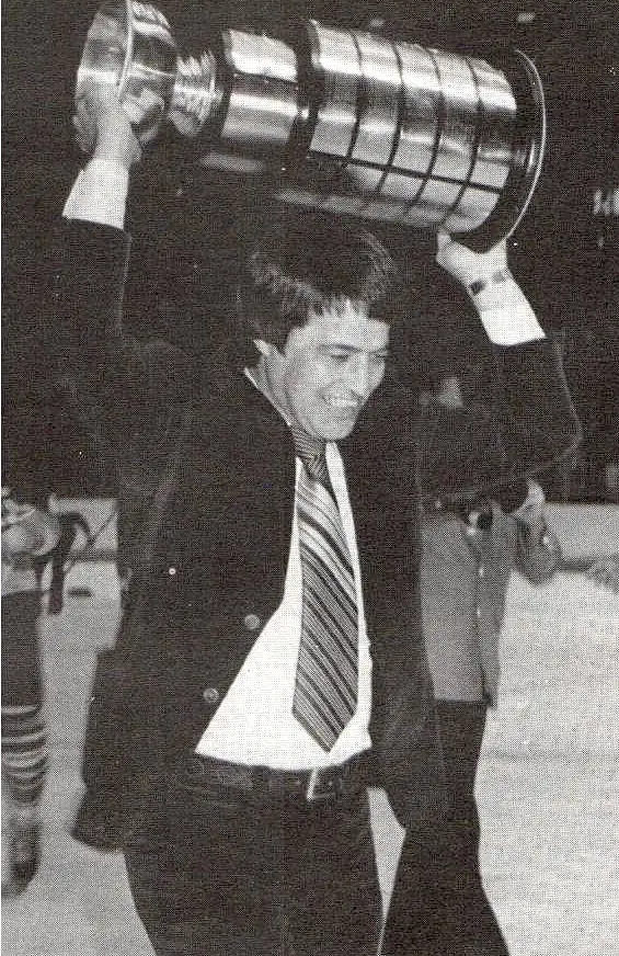 Michel Bergeron derrière le banc comme entraîneur-chef de cette équipe championne, tant en saison qu'en séries.