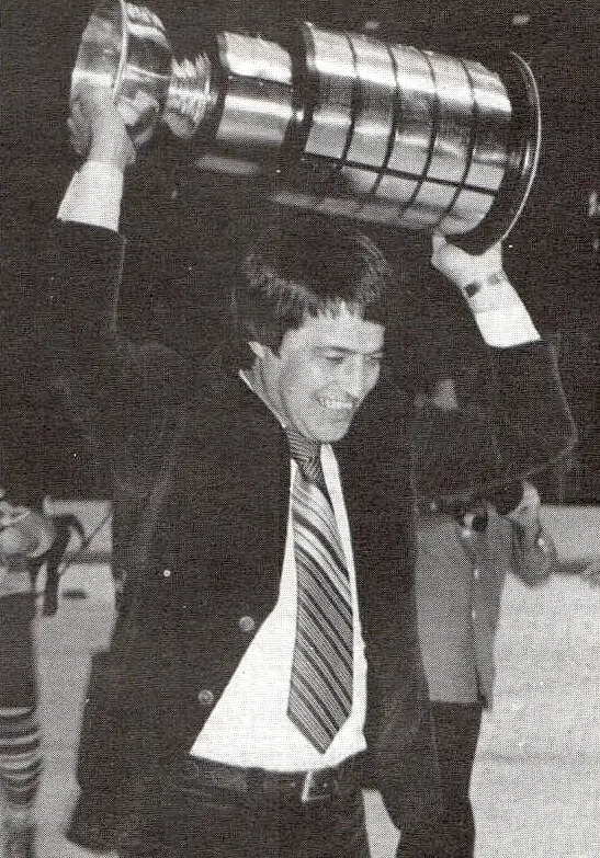 Michel Bergeron derrière le banc comme entraîneur-chef de cette équipe championne, tant en saison qu'en séries.