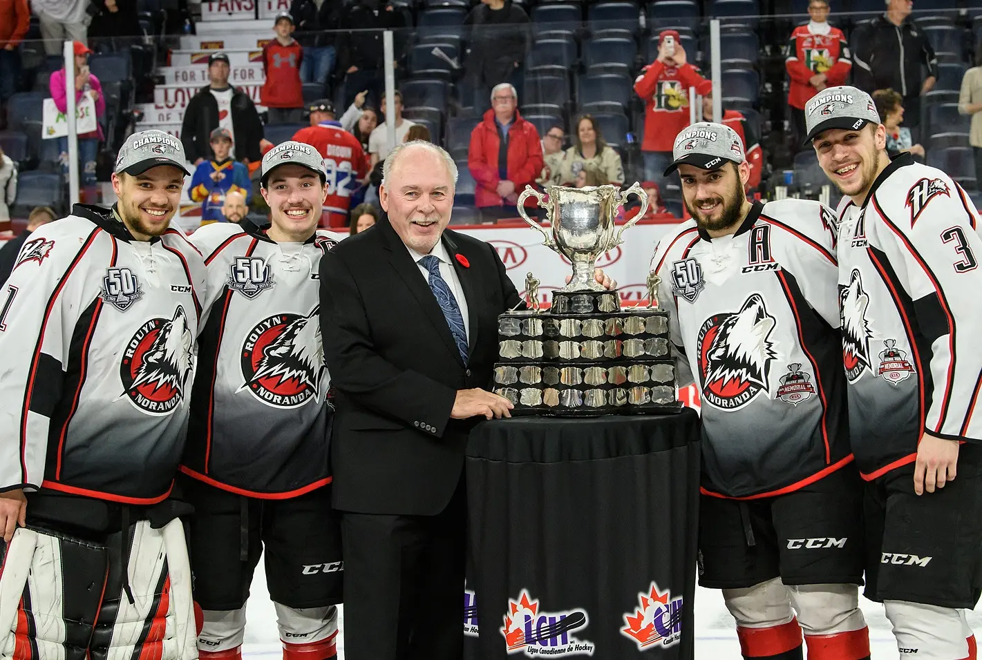 Le commissaire de la LCH, M. Dave Branch, a remis la Coupe Memorial aux champions, les Huskies. Rouyn-Noranda venait de battre en finale les Mooseheads de Halifax par la marque de 4-2, le 26 mai 2019.