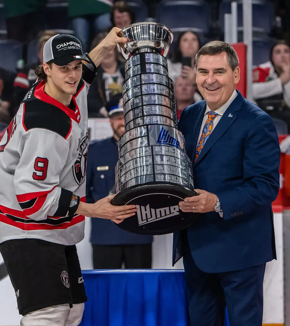 Gilles Courteau (2023-05-21) - SA DERNIÈRE REMISE DU TROPHÉE AUX CHAMPIONS - il a reçu le privilège de remettre la Coupe du Président une dernière fois, elle qui avait été renommée le "Trophée Gilles-Courteau" en son honneur en décembre 2022. 