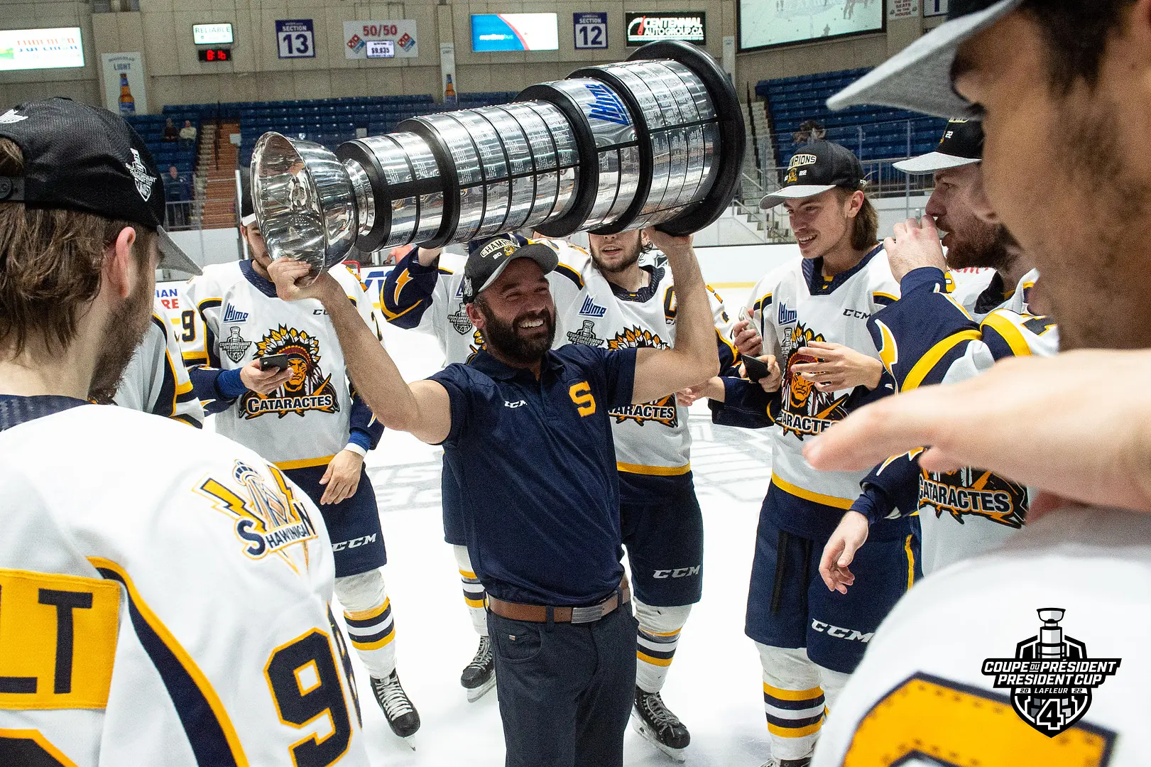 Daniel Renaud - un entraîneur-chef heureux. Il menait une équipe pour une 2e année de suite en finale, après l'avoir fait avec les Foreurs de Val-d'Or en 2021. Cette fois-ci, il est CHAMPION!