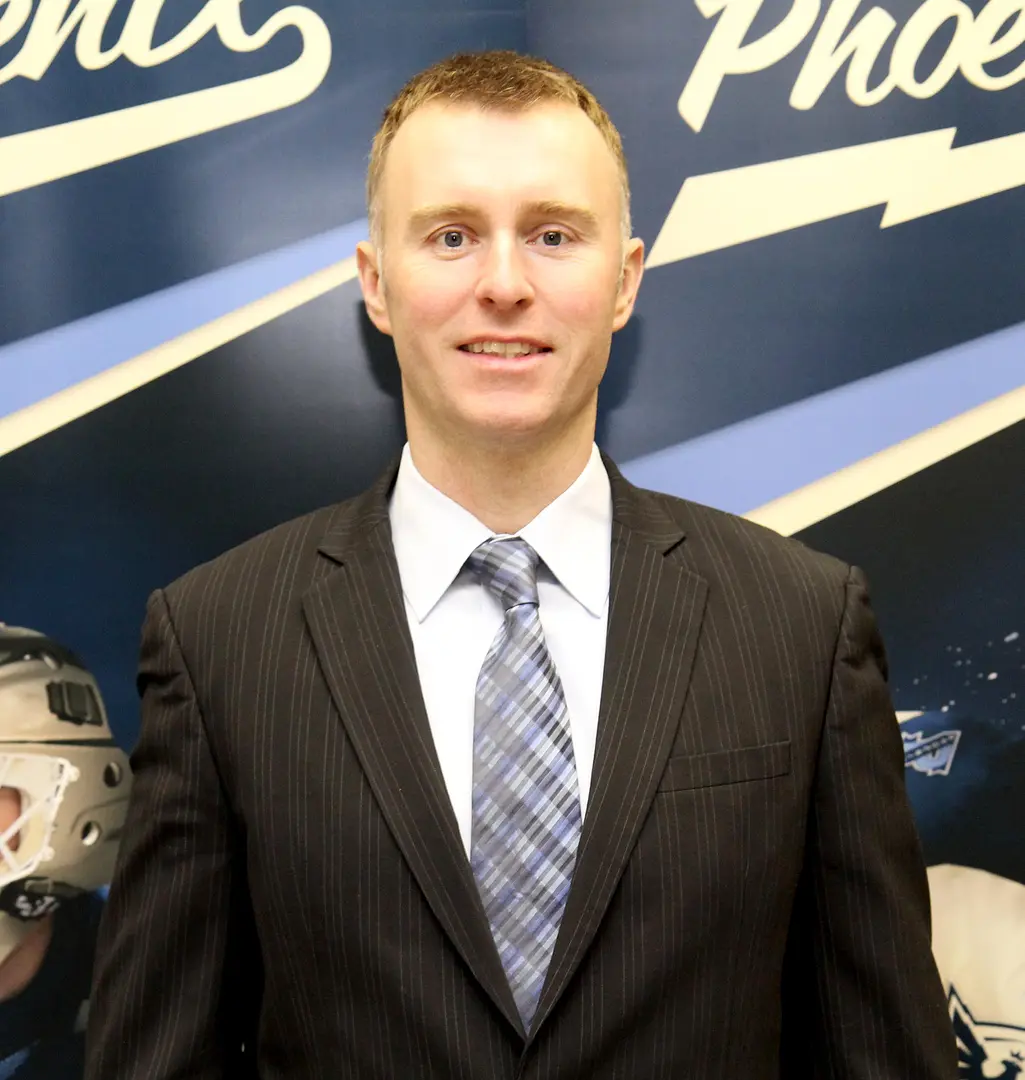 Jocelyn Thibault - Plusieurs anciens des Faucons de Sherbrooke ont contribué au cheminement du Phoenix vers l'excellence actuelle. Jocelyn Thibault s'est impliqué aux opérations hockey dès le jour 1 de la franchise, étant directeur-gérant du club de 2015 à 2020. Puis l'un des meilleurs défenseurs de la l'histoire de la LHJMQ, Stéphane Julien, est devenu l'entraîneur-chef de la formation sherbrookoise en 2015-16.