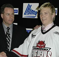 Réal Paiement, directeur-gérant et entraîneur-chef des Fog Devils, accueille Scott Brophy, le tout premier choix de St.John's lors du repêchage d'expansion de 2005.