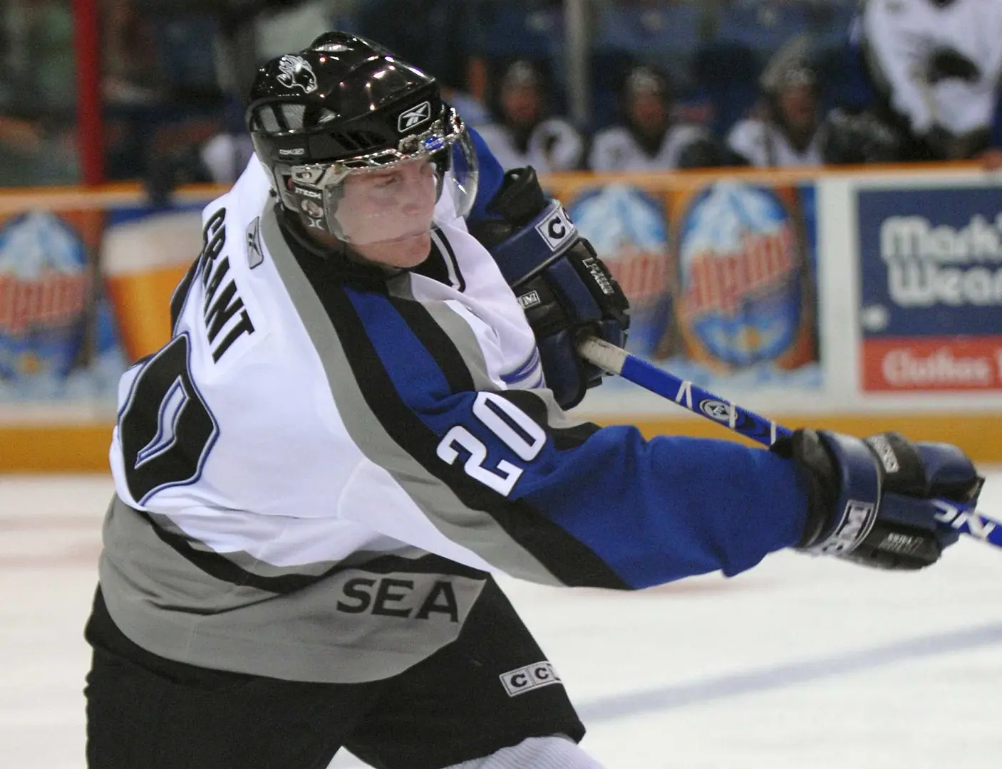 Alex Grant (2005) - ce défenseur deviendra le tout premier choix au repêchage des Sea Dogs en 2005. Il accumulera 138 points en 236 parties pour les Sea Dogs.
