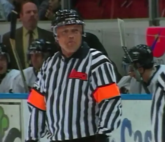 Luc Lachapelle a connu toute une carrière de 1974-75 à 1998-99: il détient de multiples records pour un officiel sur glace à sa retraite ! Deux marques de tous les temps qui ont résisté plusieurs saisons: 783 parties en saison régulière, 150 autres en séries. 