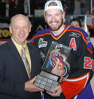 Claude Giroux - récipiendaire du Trophée Guy-Lafleur, au terme des séries éliminatoires 2008. Il reçoit le trophée des mains de Raymond Bolduc de la centrale administrative de la LHJMQ.