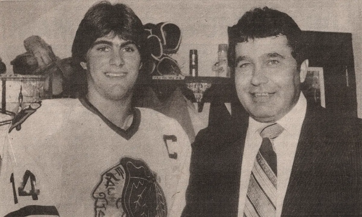 Raymond Bourque (Sorel/Verdun | 1976=>1979) - Total de 197 points à vie avec les Eperviers, meilleur pointeur de l'histoire chez les défenseurs de la franchise qui a évolué tant à Sorel qu'à Verdun, de 1977 à 1979 !  Il est accompagné du grand manitou des Eperviers, le célèbre avocat Me Rodrigue Lemoyne.