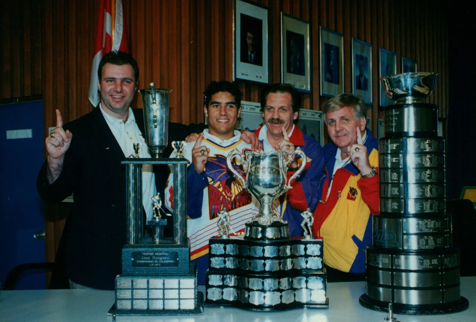  Michel Therrien (entraîneur-chef), Francis Bouillon (capitaine), Georges Morrissette (gouverneur), Jean-Claude Morrissette (DG)... La "Triple Couronne" pour les Prédateurs de Granby, grands champions canadiens en 1995-96. Champions : Trophée Jean-Rougeau | Coupe du Président | Coupe Memorial