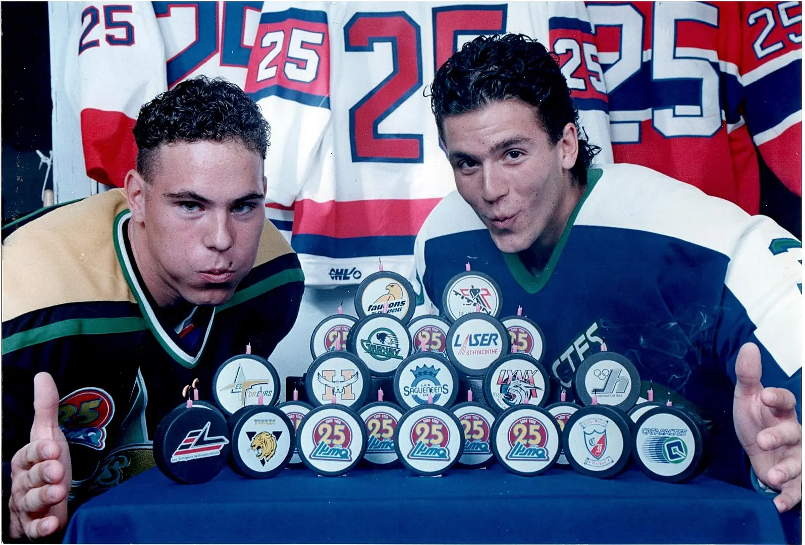 Stéphane Roy (Val-d'Or) et Patrick Lalime (Shawinigan), avec leur chandail respectif représentant la plus jeune et la plus vieille franchise de la Ligue.