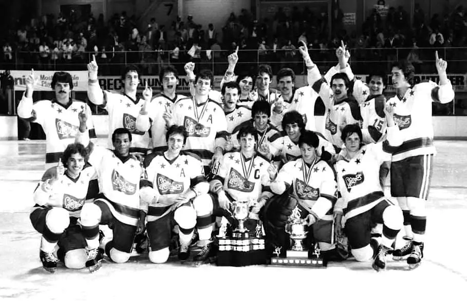 1981 - Le capitaine Marc Crawford et ses coéquipiers prennent la pose avec la Coupe Memorial. En 1981-82, cette formation ontarienne joindra les rangs de notre ligue rivale, la "Ontario Hockey League".