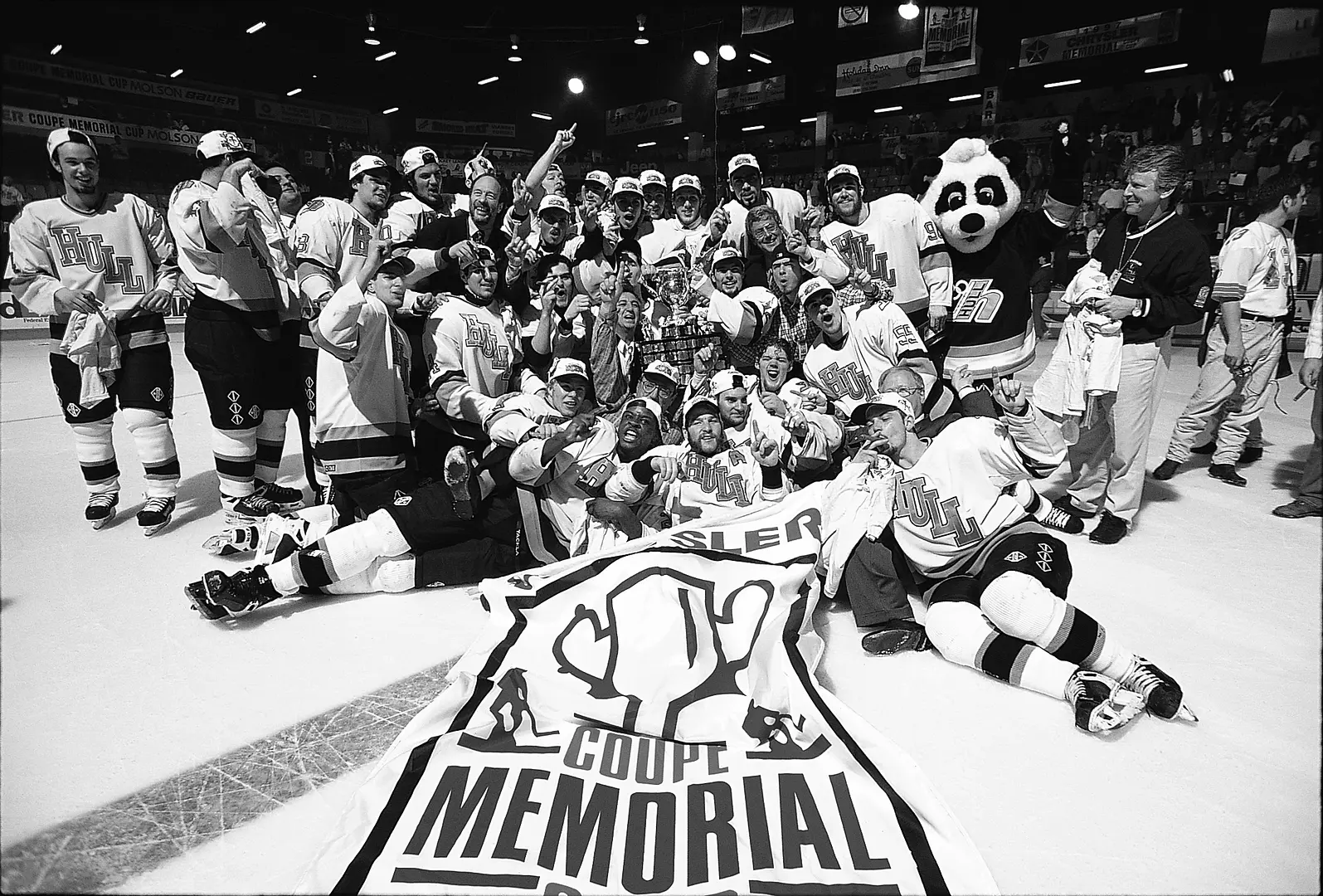 1997 - Les Olympiques étaient bien fiers de remporter la Coupe Memorial à domicile, devant leurs partisans, au Centre Robert-Guertin rempli à pleine capacité.