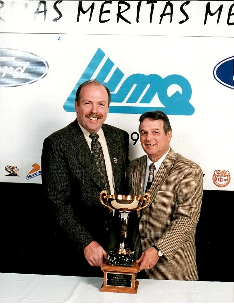 Guy Chouinard (1121 matchs | 569 victoires) et Gaston Drapeau (941 matchs | 440 victoires) - ils ont tous deux détenus tour à tour les records de parties et de victoires chez les entraîneurs-chefs dans les années 1990 et 2000. Ils ont tous deux été élus au Temple de la renommée de la LHJMQ...