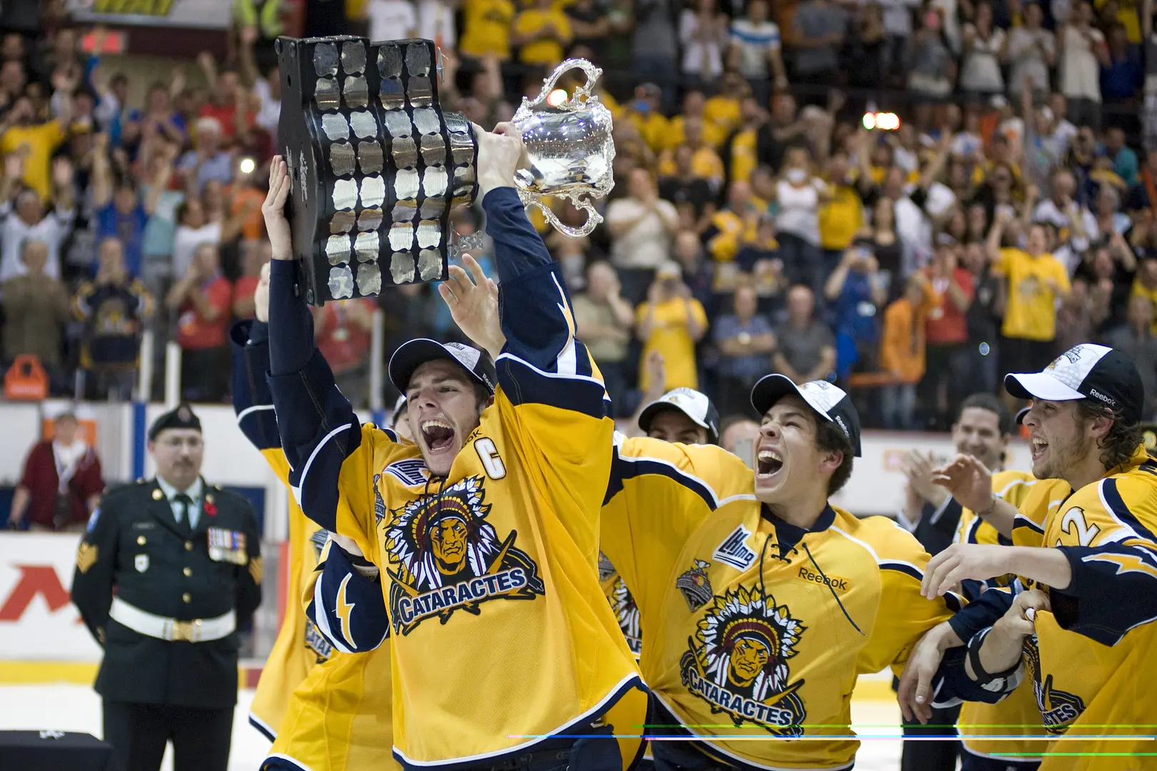 2012 - As the host club of the Memorial Cup tournament, the Cataractes win the final against London, thanks to Anton Zlobin's goal in overtime (London 1 vs. Shawinigan 2). There is euphoria at the Centre Bionest because it is a first Cup for the franchise since their entry into the QMJHL, 43 years ago! Captain Michaël Bournival expresses all his joy and pride by lifting the Memorial Cup.
