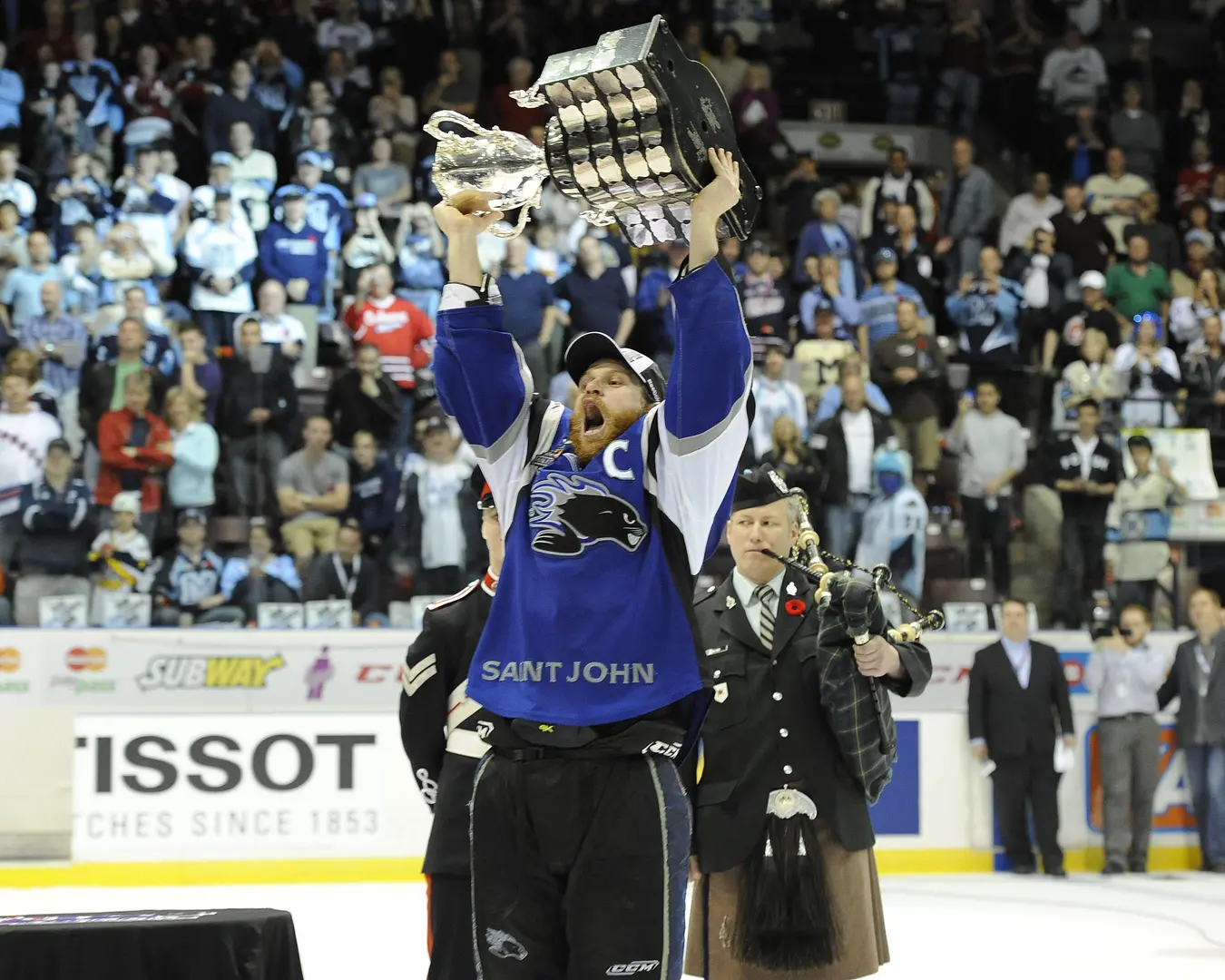 Mike Thomas - capitaine des Sea Dogs de Saint John en 2011, soulevant l'ultime honneur dans la Ligue Canadienne, la COUPE MEMORIAL!  ||  Les Sea Dogs raflent tous les honneurs en 2010-11. Leurs 58 victoires, ça égalait le record de la LHJMQ en saison régulière...      Auparavant, Sorel (58 | 1973-74), Trois-Rivières (58 | 1978-79), et plus tard... Halifax (58 | 2012-13). De nos jours, ce record est dorénavant celui des Huskies... ROUYN-NORANDA ( 59 victoires | 2018-19).