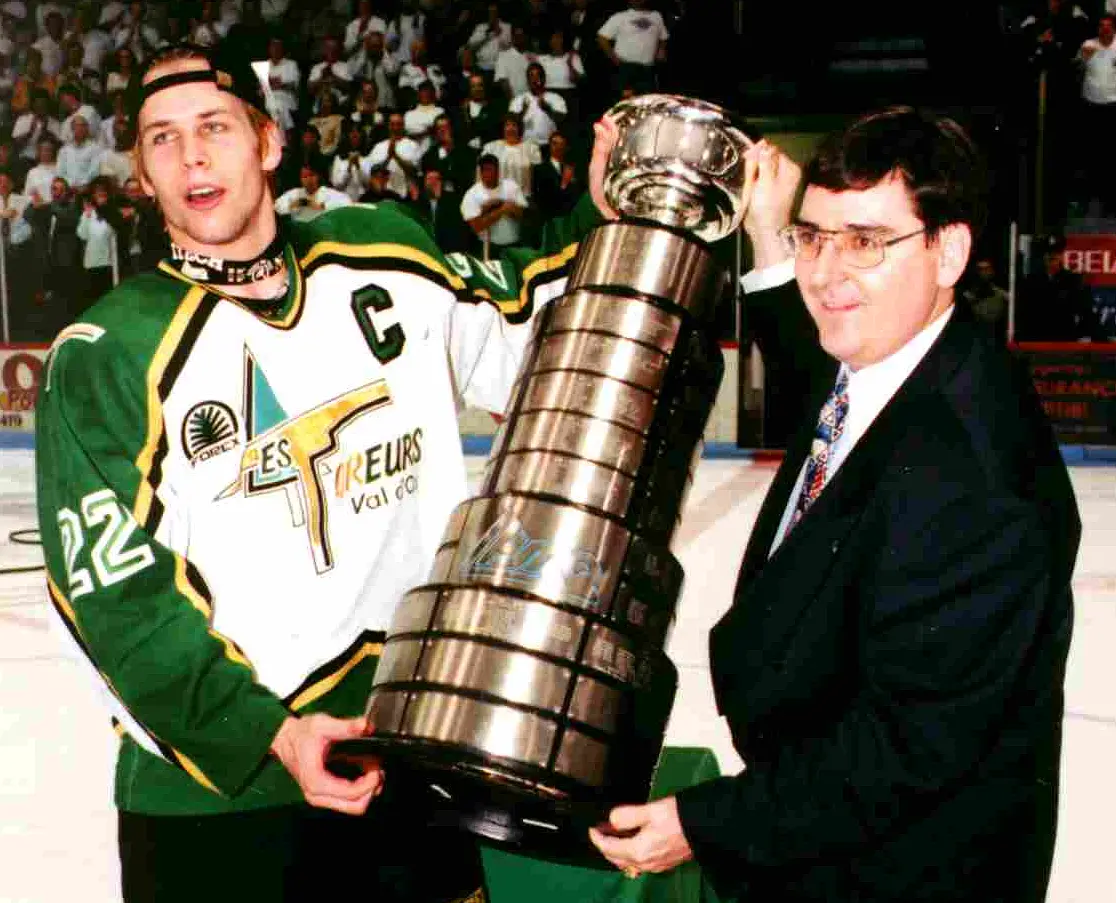 Steve Bégin (capitaine des Foreurs) - il reçoit ici la Coupe du Président des mains du président de la LHJMQ, Gilles Courteau.