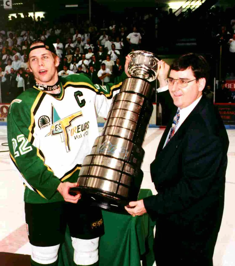 Steve Bégin (capitaine) - il reçoit ici la Coupe du Président des mains du président de la LHJMQ, Gilles Courteau.