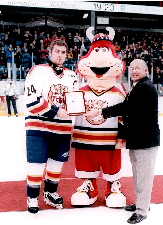 François Beauchemin (Titan | Acadie-Bathurst | 1999-11-14) - match de 8 mentions d'aide, égalant le record de la LHJMQ pour un défenseur, établi par Jean-Marc Richard (Chicoutimi | 1985-86)...