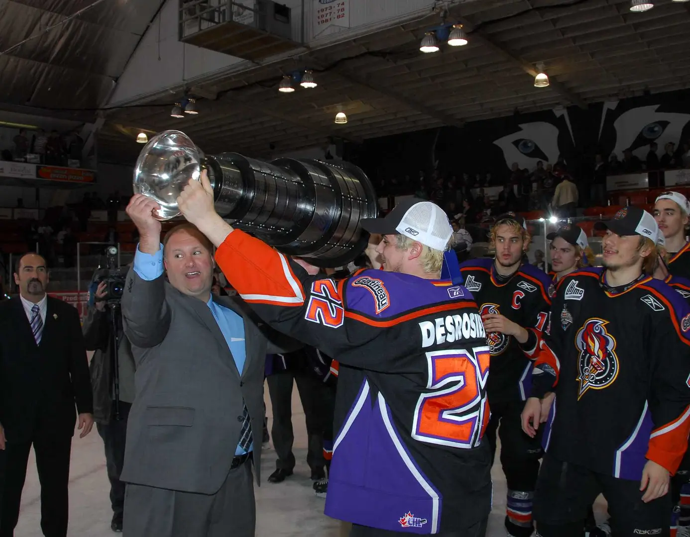 Benoit Groulx - allez hop ! On soulève la Coupe du Président pour une 3e fois, un record pour un entraîneur-chef de la LHJMQ.