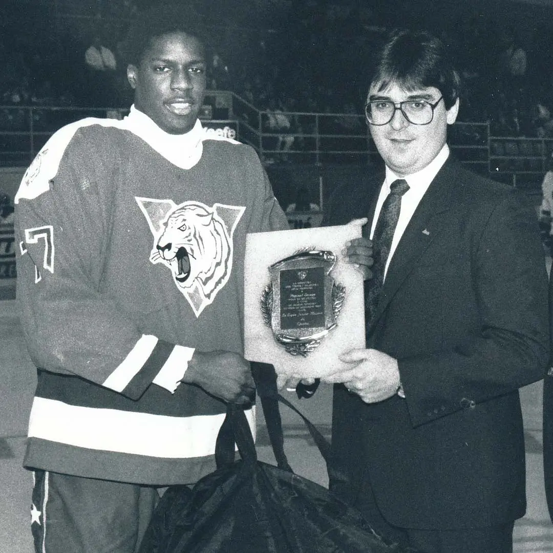 Reginald Savage, récompensé par Gilles Courteau, le nouveau président de la LHJMQ depuis 1986...