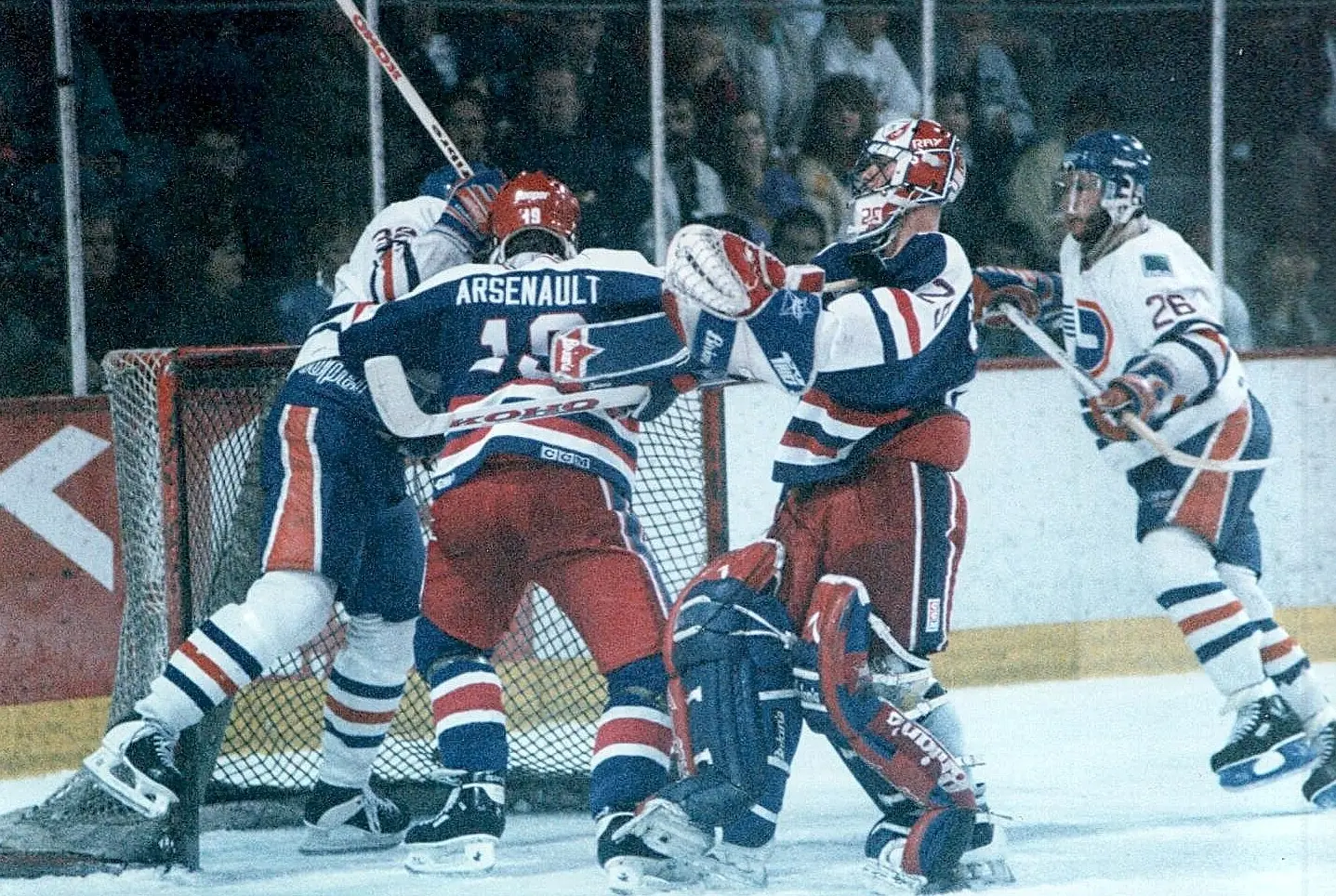 L'action n'a pas manqué en finale de 1992, comme en témoigne cette séquence devant le filet du gardien de but de Verdun, Eric Raymond.