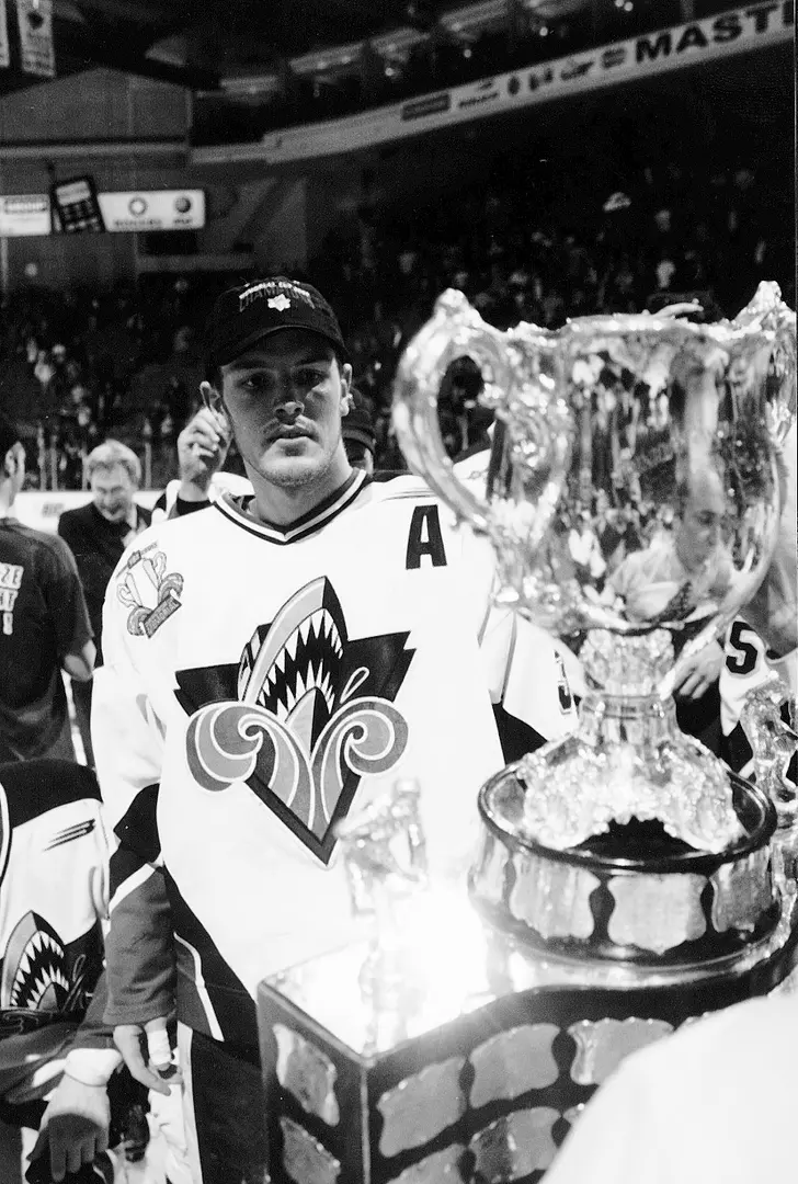 Brad Richards (Rimouski | 1999-2000) - il a conclu une superbe saison de 233 points (tous matchs confondus) en remportant la Coupe Memorial avec l'Océanic. Sur le plan individuel, on lui a remis le Trophée STAFFORD SMYTHE comme Joueur par excellence du tournoi de la Coupe Memorial.