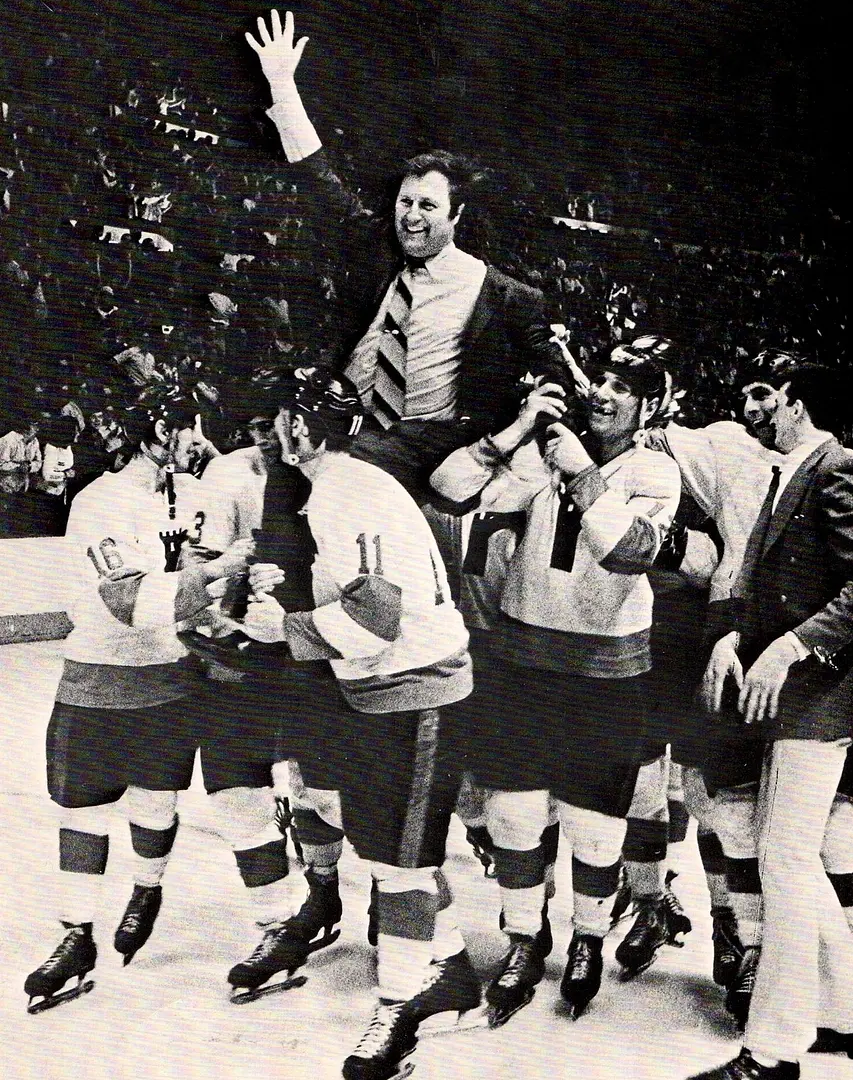 Maurice Filion acclamé par la foule alors que les joueurs le promène sur la patinoire du Colisée de Québec au terme de la saison 1971.