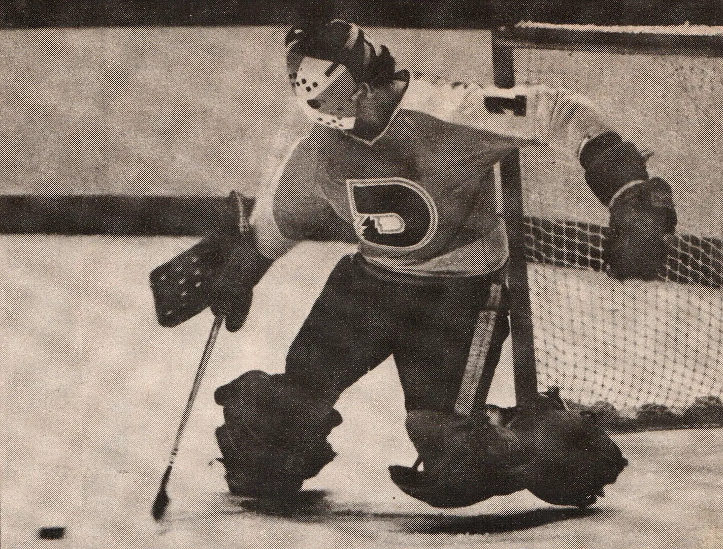 In the Dynamos uniform, the failures and defeats added up from 1973-74 to 1977-78. Fortunately, goalie Yves Guillemette limited the damage on certain evenings! || During the game of February 19th 1976 against Cornwall in a 12-1 loss, the star goalie made 77 saves, receiving 89 shots; two QMJHL records!