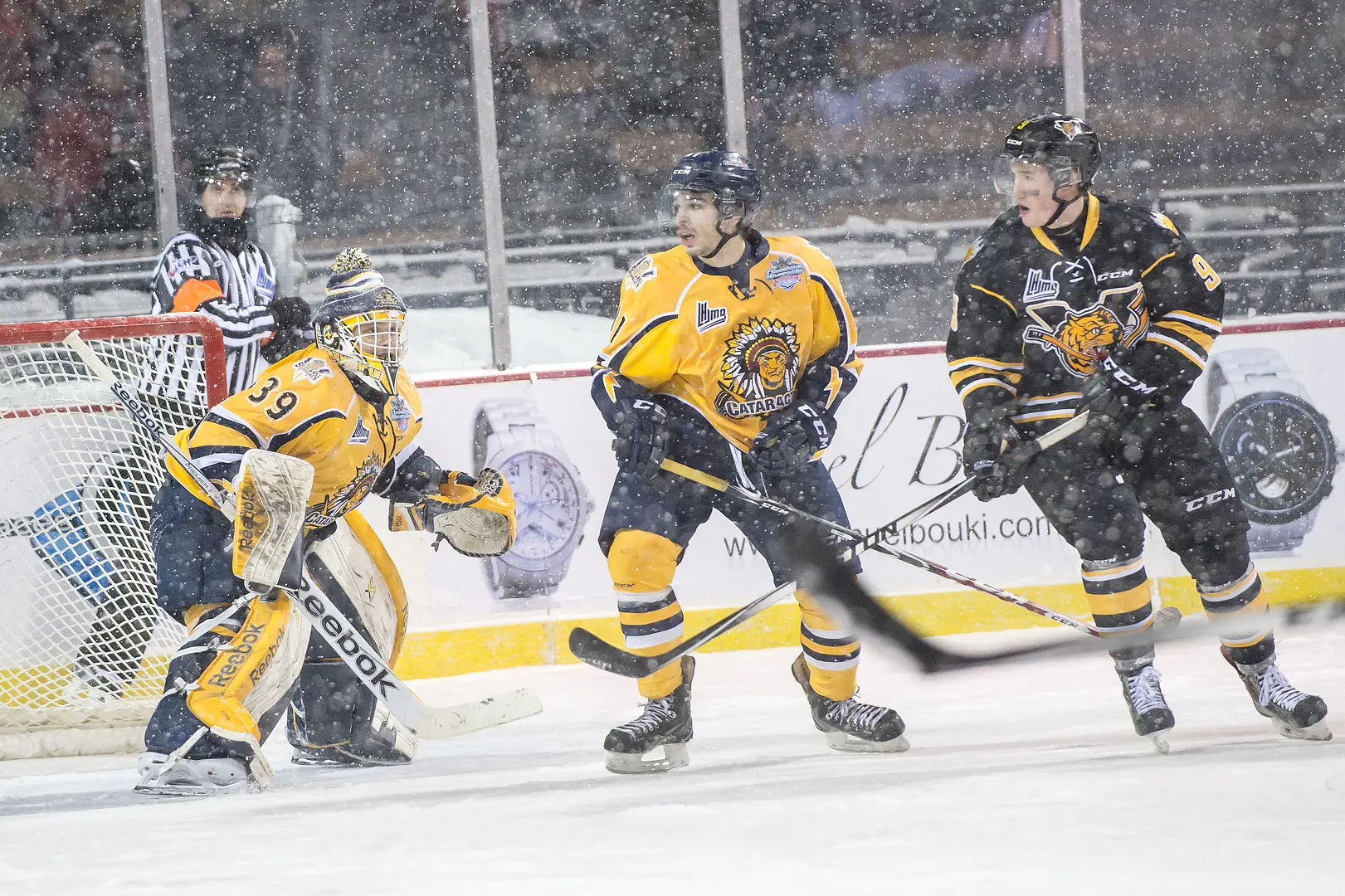 Classique Hivernale - les flocons de neige en 3e période, lors du tout 1er match en plein air disputé entre les Tigres de Victoriaville et les Cataractes, le vendredi 23 janvier 2015.