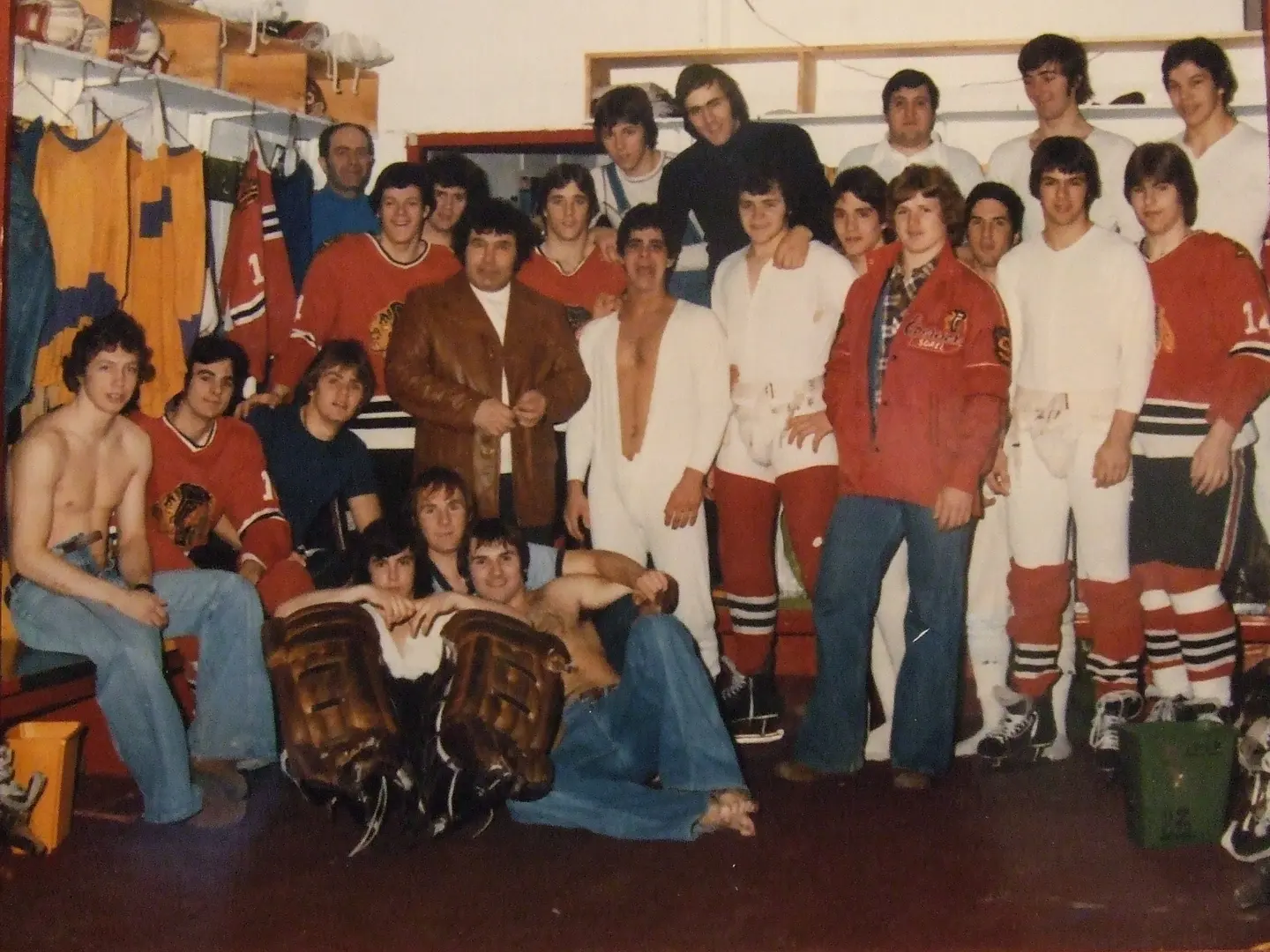 1976-77 - on se prépare pour un match, on peut reconnaître le capitaine Lucien Deblois assis juste à côté du gardien de but. Un leader, le capitaine des Eperviers de Sorel ! Il s'est même retrouvé joueur-entraîneur de son équipe junior lors de 2 matchs de la saison 1976-77. || Plus de 1000 matchs dans la LNH! | Capitaine des Jets de Winnipeg (1982-83 et 1983-84) | Une bague de la Coupe Stanley (Montréal | 1986).