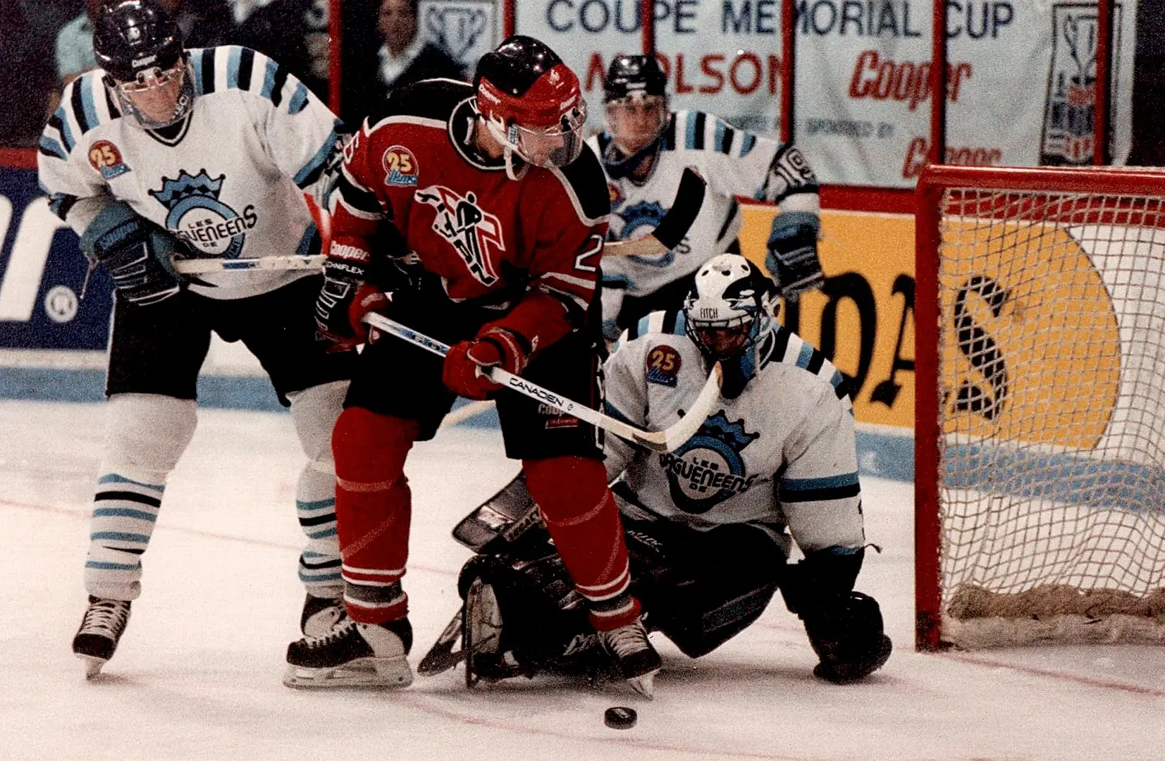 Eric Fichaud - le gardien fut l'un des piliers des Saguenéens lors des séries 1994. En finale, les "SAGS" ont défait le puissant Titan de Laval, après les avoir limités à 22 buts, et que les Sags en aient marqués qu'un seul de moins (21); un fait très rare dans les annales de la LHJMQ, puisque ce n'est arrivé que deux fois que les champions marquent moins de buts que leurs adversaires.