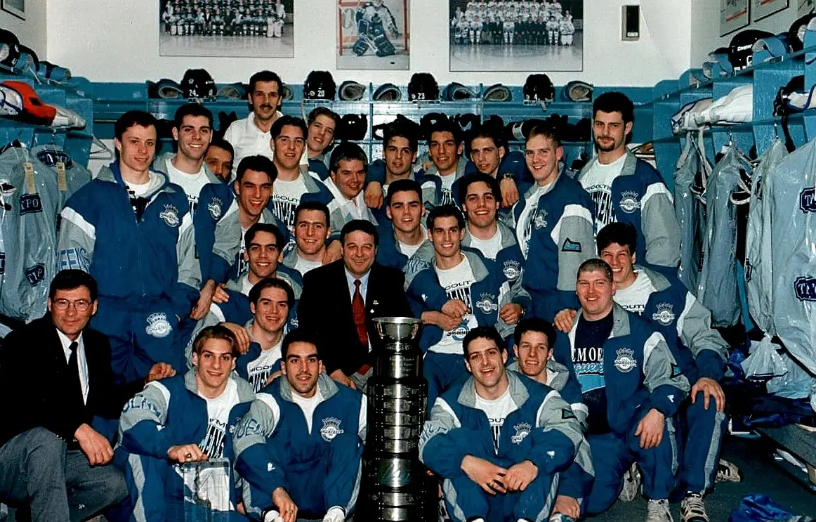 Séries 1994 - les Saguenéens sont champions, avec une fiche de 16 victoires et 11 défaites. En demi-finale, la série fut poussée à la limite des 7 rencontres face aux Olympiques de Hull. La finale n'a guère été plus facile pour la troupe de Gaston Drapeau contre le Titan de Laval, alors que 6 joutes ont été nécessaires pour faire un maître.