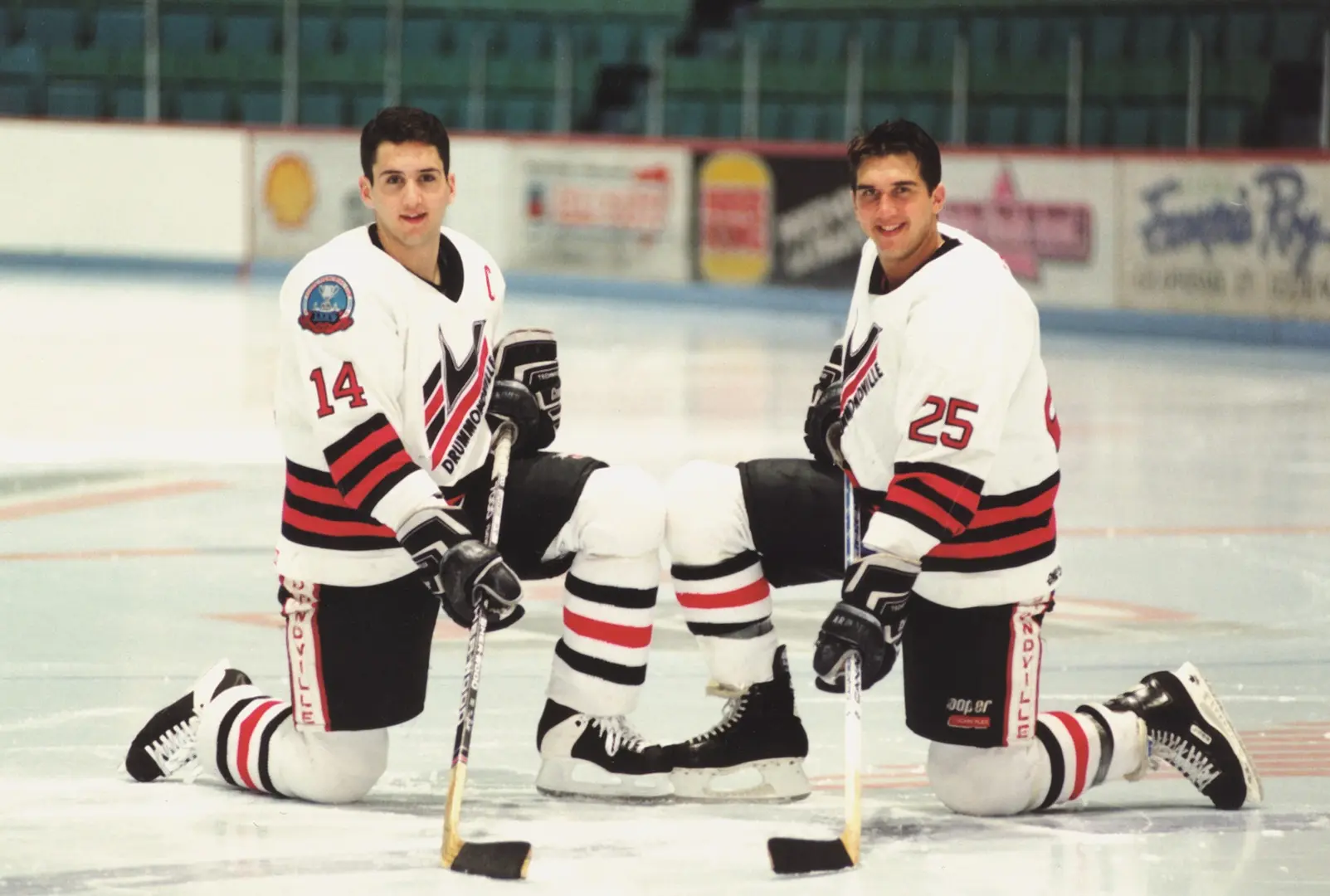 Ian Laperrière and René Corbet, after scoring a goal, made the Marcel-Dionne Center siren go off several times during their junior seasons with the Voltigeurs, from 1990 to 1994.