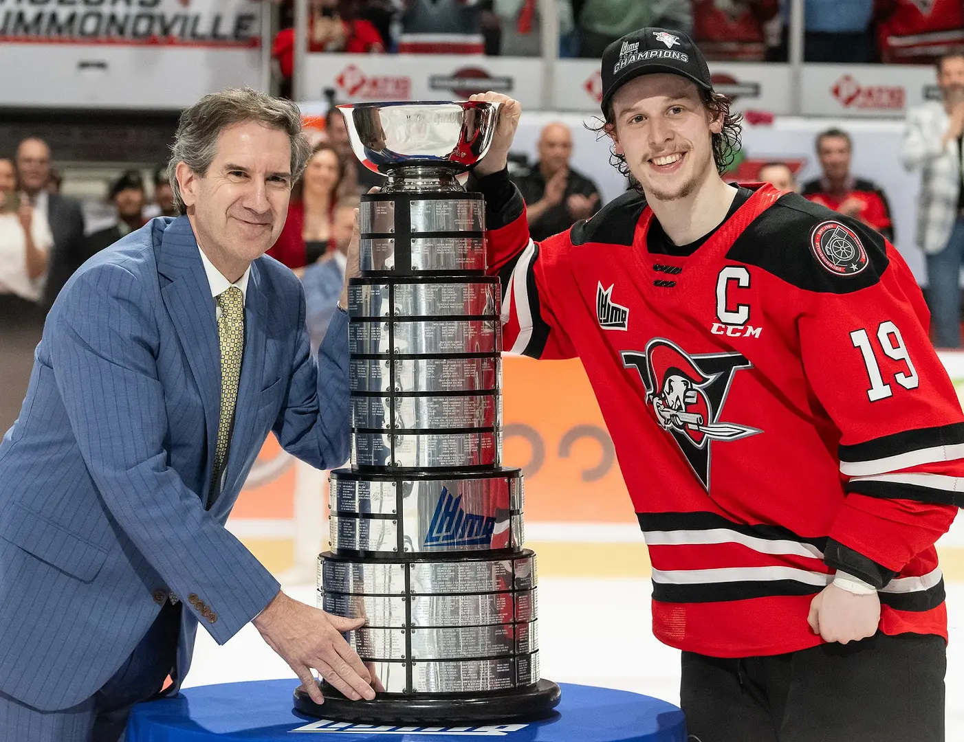 Le commissaire de la LHJMQ Mario Cecchini, a remis le Trophée Gilles-Courteau au capitaine des Voltigeurs, Luke Woodworth.