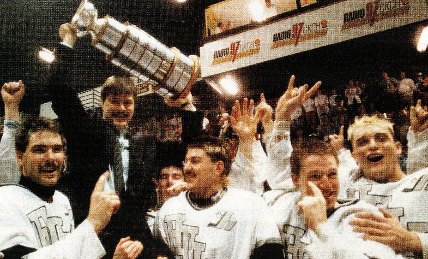 1988 -Cam Russell et Marc Saumier soulèvent l'entraîneur-chef Alain Vigneault pour célébrer la conquête de la Coupe du Président
