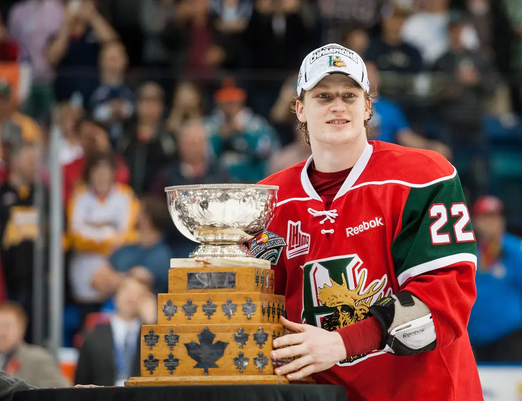 Nathan MacKinnon - il a brillé de tous ses feux lors du tournoi de la Coupe Memorial 2013. Il a été convenu qu'il avait été le meilleur joueur de la compétition, et ses 5 points dans la partie décisive du tournoi n'ont que confirmé le tout.