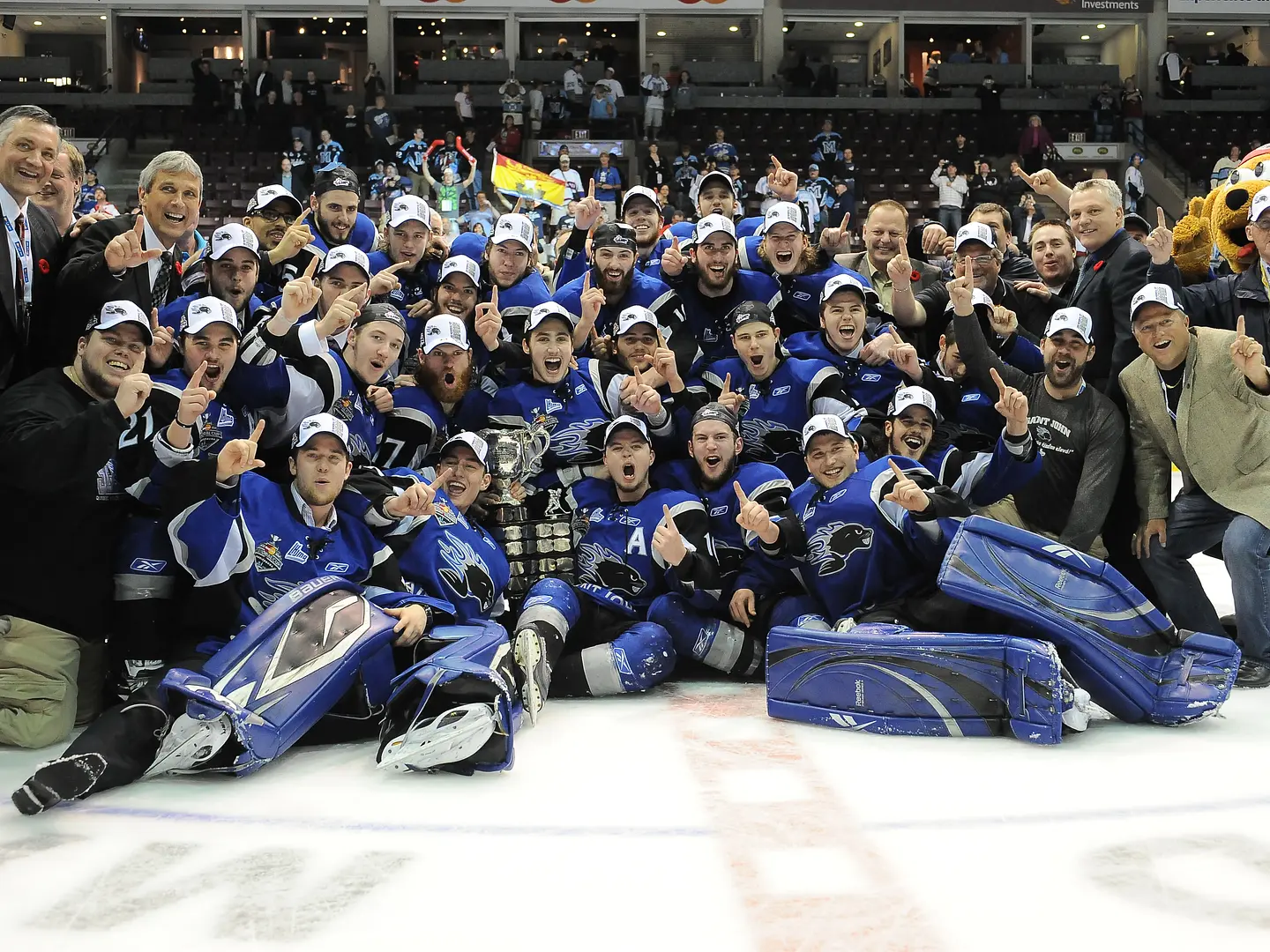  Les Sea Dogs raflent tous les honneurs en 2010-11. Leurs 58 victoires, ça égalait le record de la LHJMQ en saison régulière...      Auparavant, Sorel (58 | 1973-74), Trois-Rivières (58 | 1978-79), et plus tard... Halifax (58 | 2012-13). De nos jours, ce record est dorénavant celui des Huskies... ROUYN-NORANDA ( 59 victoires | 2018-19).