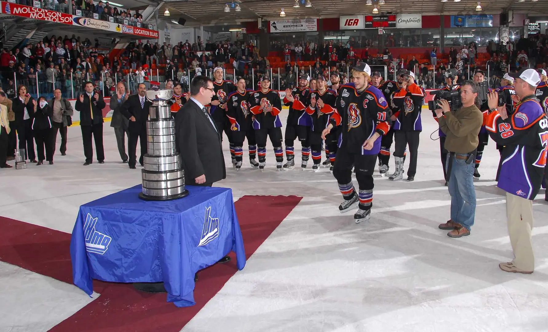 Pour la 7e fois en 23 saisons, le commissaire Gilles Courteau va remettre la Coupe du Président aux joueurs des Olympiques. Il l'avait fait auparavant en 1986, 1988, 1995, 1997, 2003, 2004, et cette fois-ci en 2008.