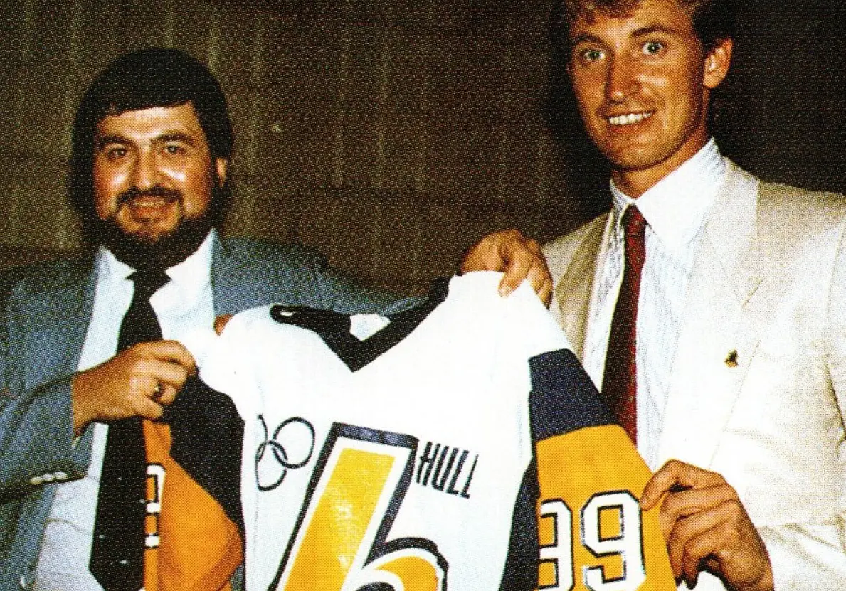 Wayne Gretzky (à droite) - le joueur étoile de la Ligue Nationale de Hockey achètera la franchise des Olympiques de Hull en 1984. 