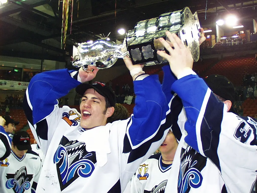 En 2000, malgré 7 présences au tournoi, la franchise née en 1969 remportera sa seule Coupe Memorial. Joe Rullier exhibe ici le précieux trophée sur la patinoire du Metro Center de Halifax. 